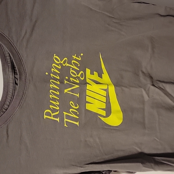 Nike short sleeve shirt - Picture 3 of 4